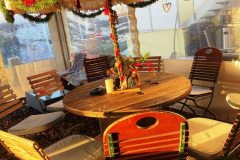 Runder-Tisch-mit-Stuehlen-im-Zelt